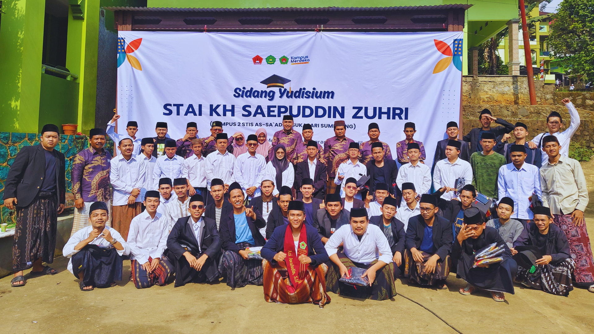 Sampul Yudisium 64 Mahasantri STAI KH Saepuddin Zuhri: Simbol Sejarah Berdirinya Ponpes Baitul Hikmah Haurkuning Tahun 1964